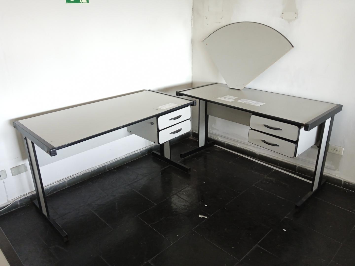 Mesa de Escritório em L c/ 4 gavetas em MDF / Aço Cinza 73 cm x 195 cm x 195 cm