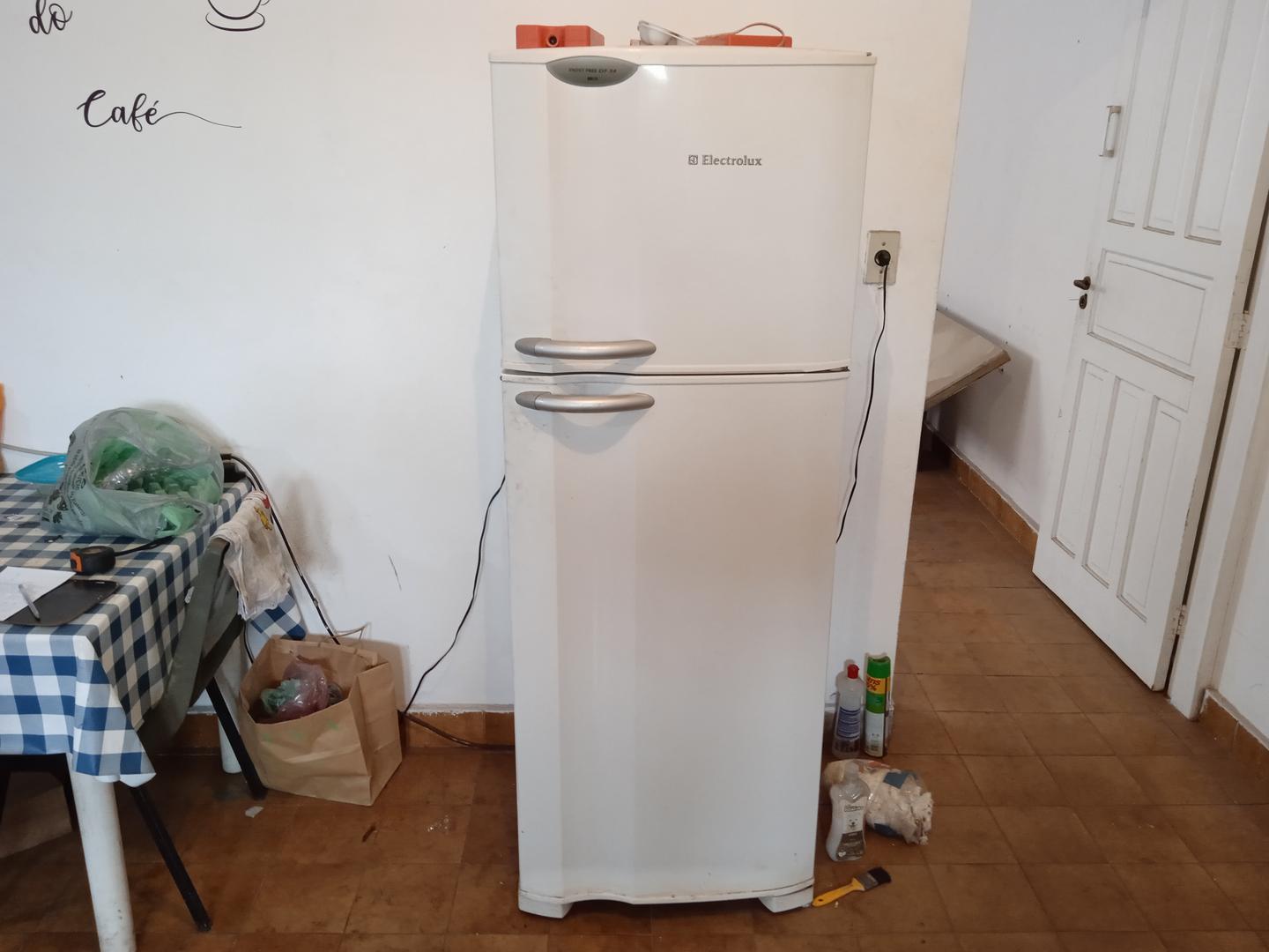 Geladeira Frost Free 277 lts Electrolux DF34 em Aço / Plástico Branco