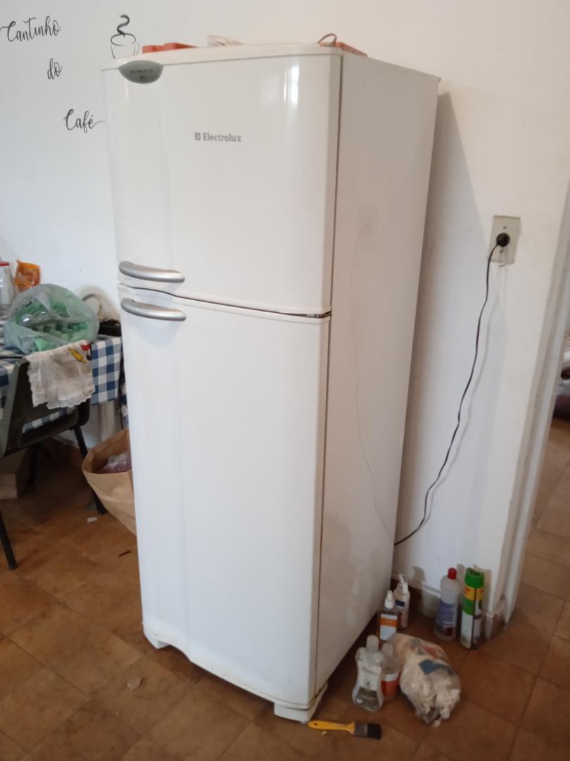 Geladeira Frost Free 277 lts Electrolux DF34 em Aço / Plástico Branco