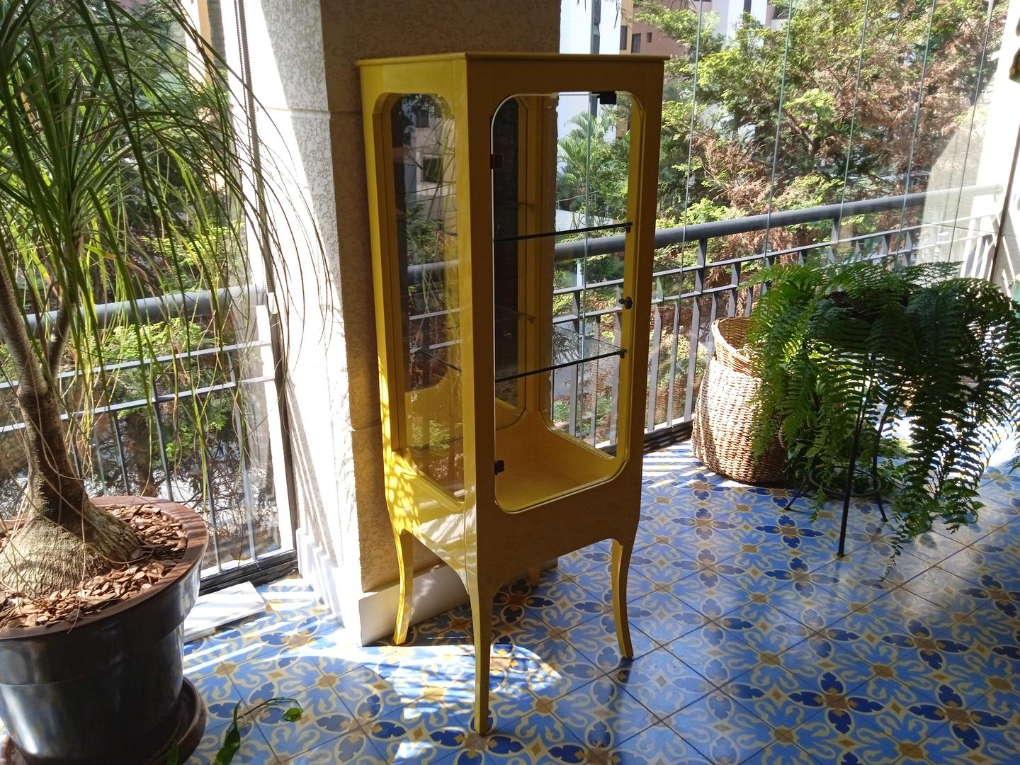 Cristaleira c/ 1 porta em Madeira / Vidro Amarelo 150 cm x 50 cm x 46 cm