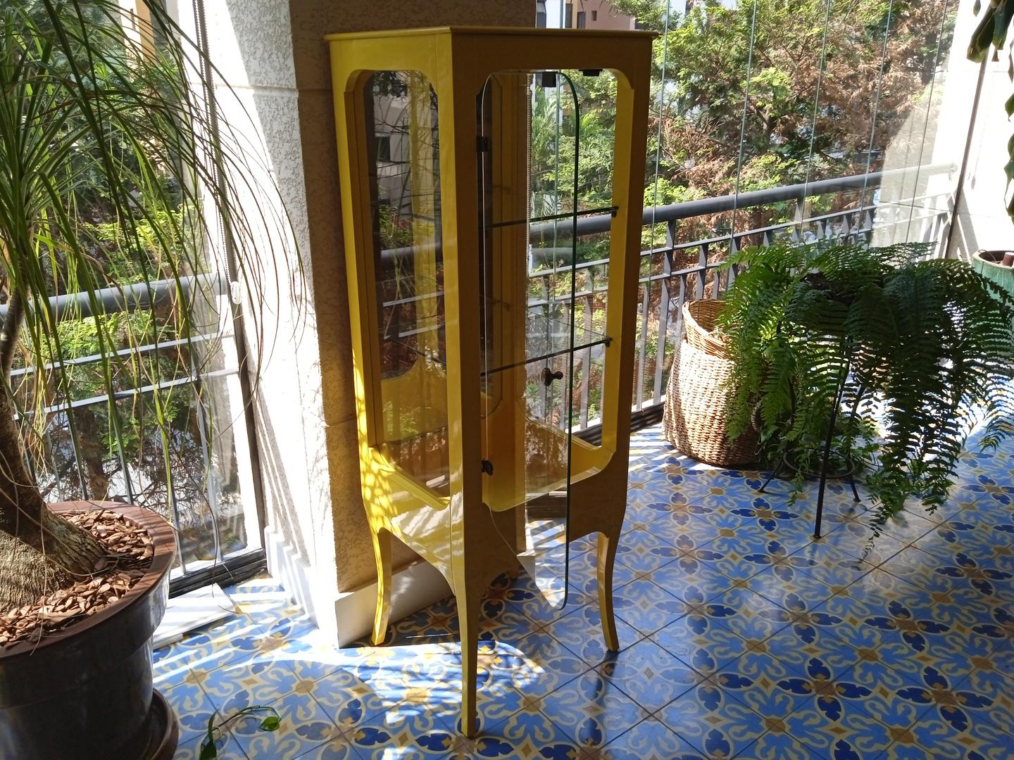 Cristaleira c/ 1 porta em Madeira / Vidro Amarelo 150 cm x 50 cm x 46 cm