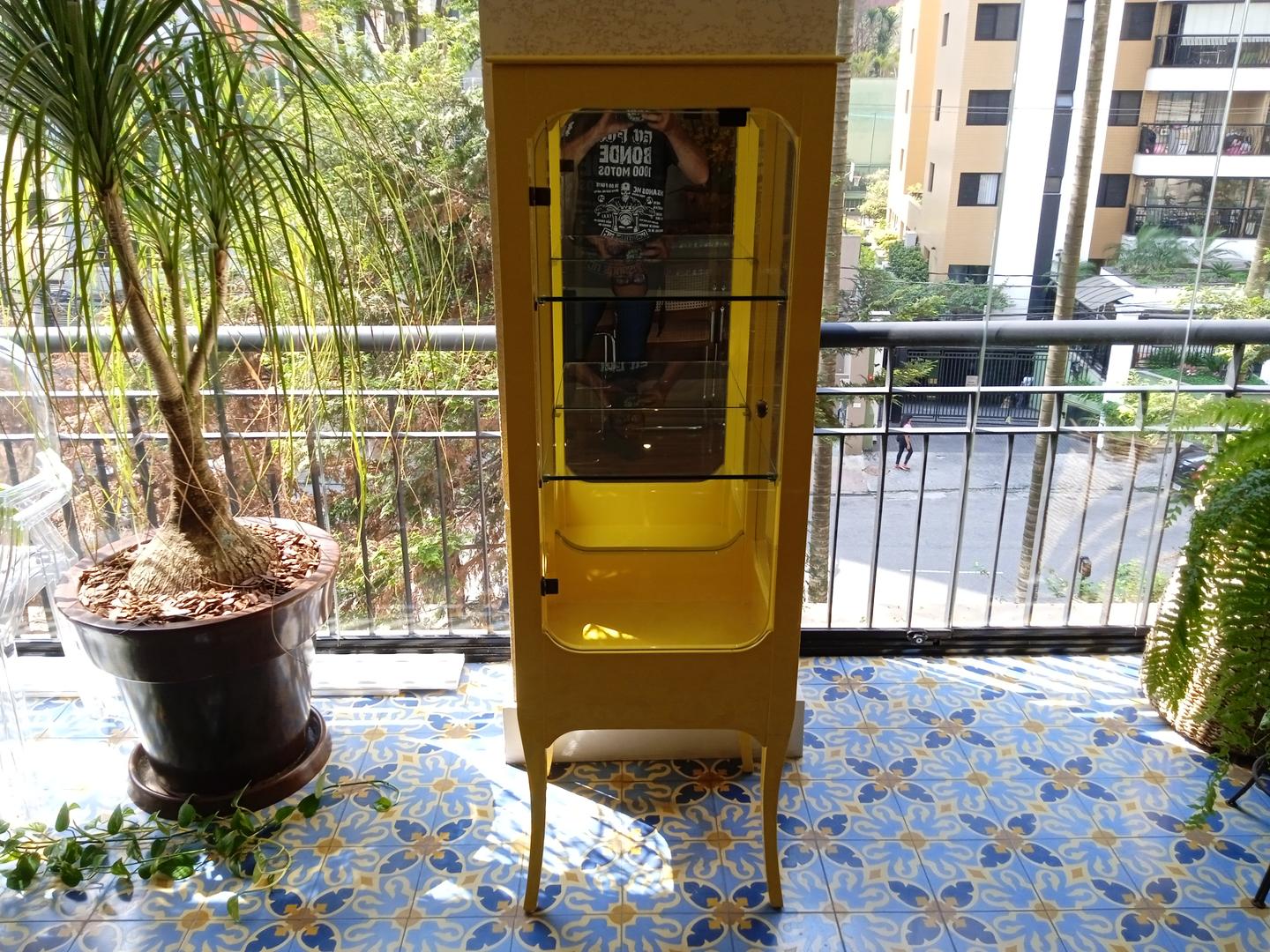 Cristaleira c/ 1 porta em Madeira / Vidro Amarelo 150 cm x 50 cm x 46 cm