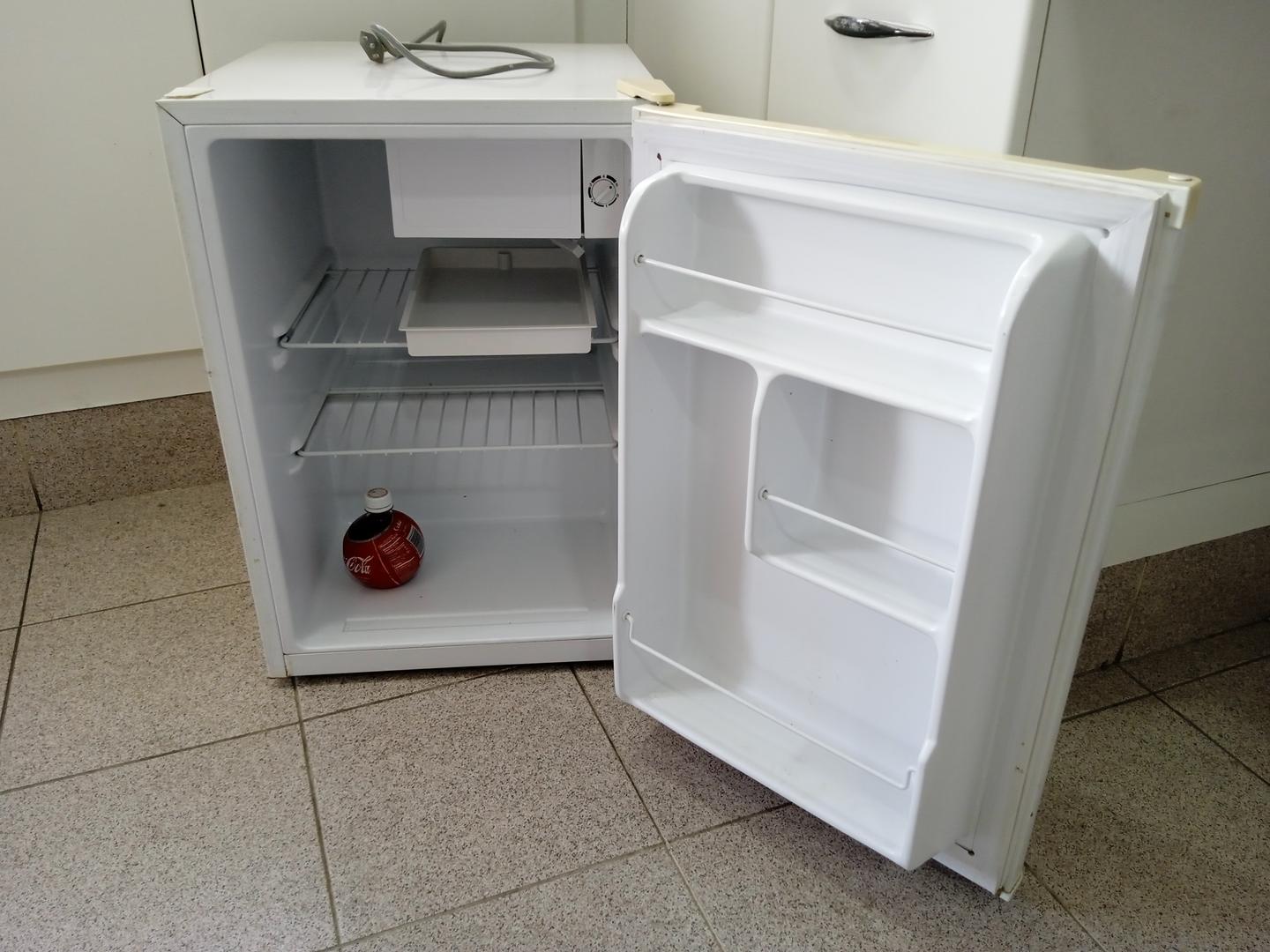 Frigobar Philco PH 85N em Aço / Plástico Branco 63 cm x 44 cm x 52 cm