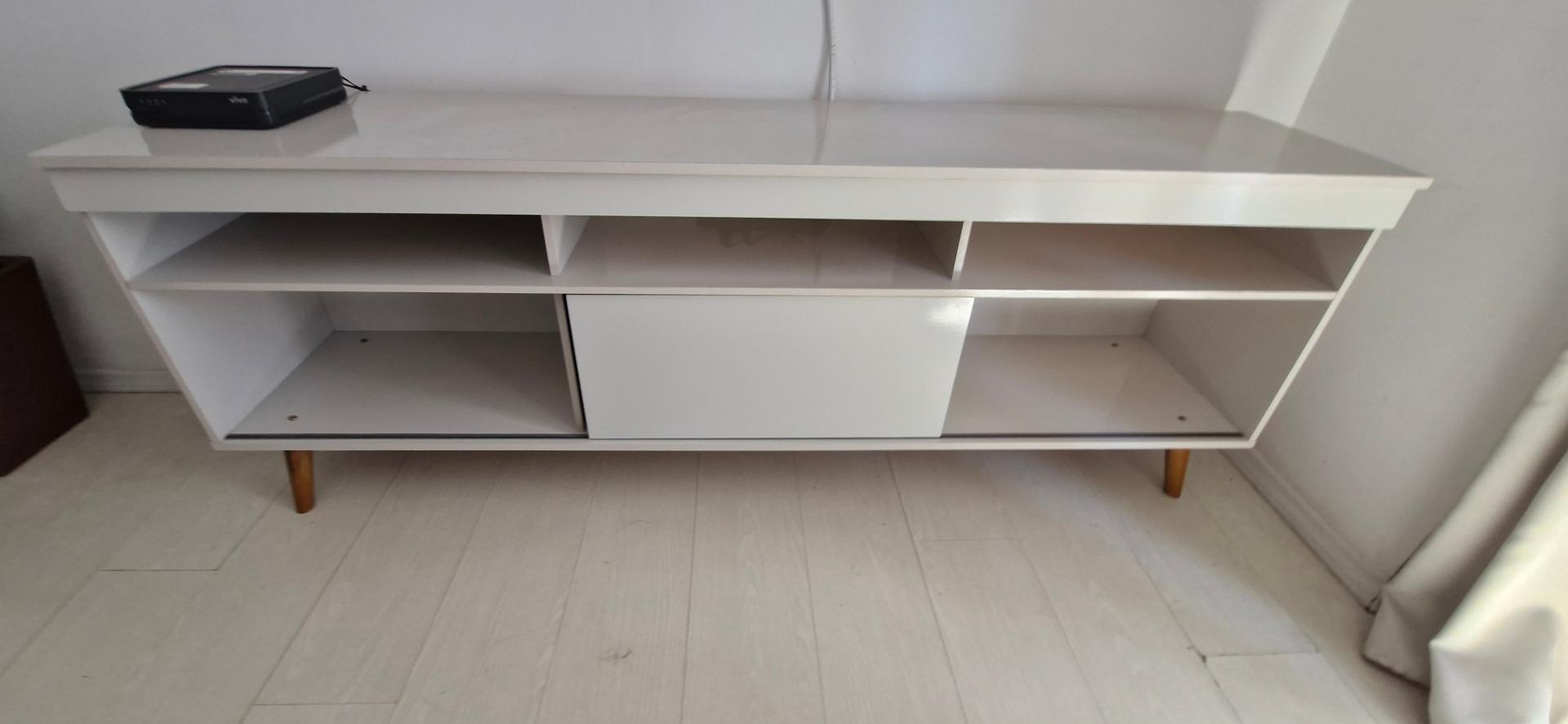 Rack c/ 1 porta de correr em MDF Branco 66 cm x 181 cm x 39 cm