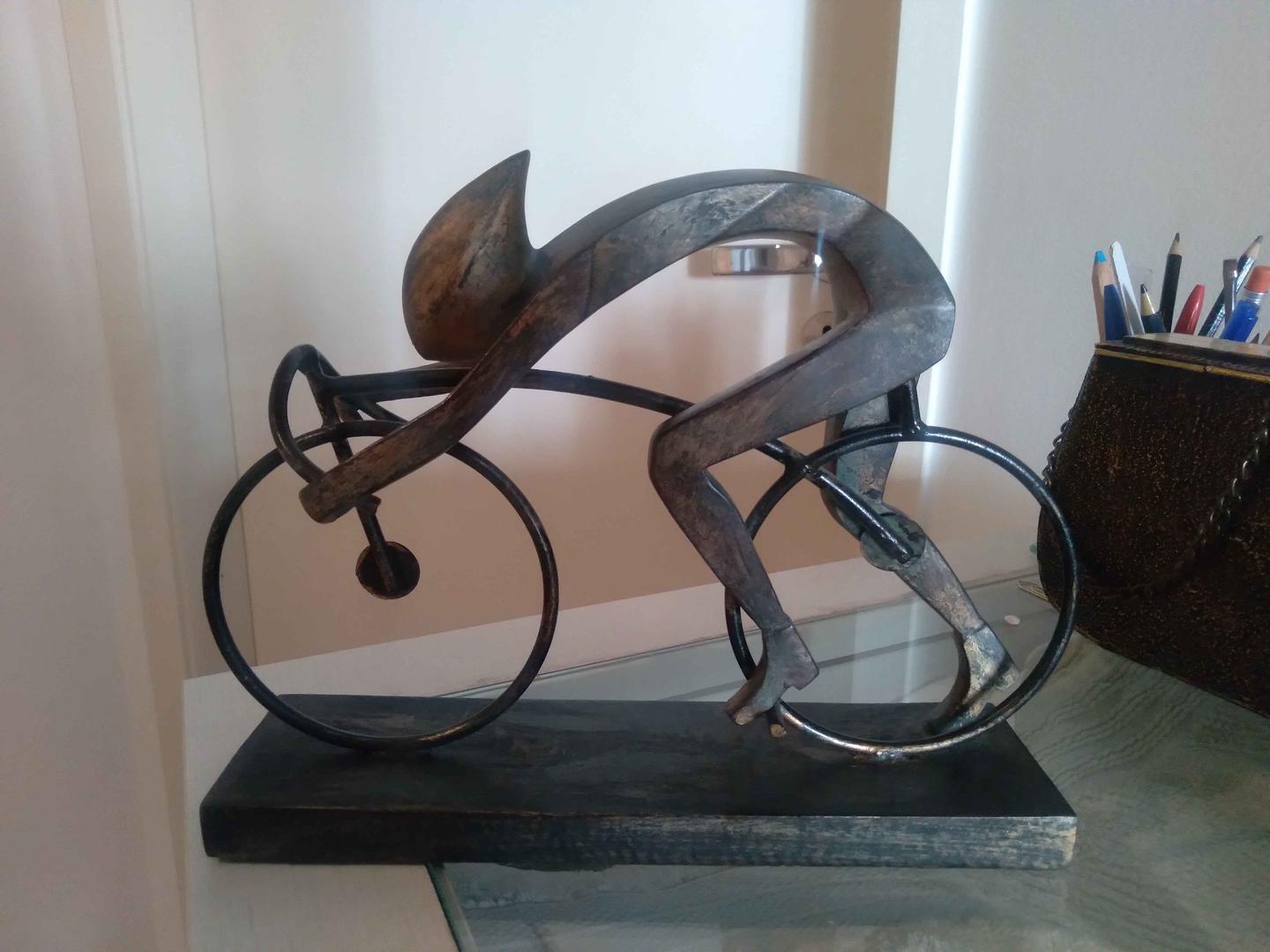 Objeto Decorativo escultura ciclista  em Madeira Marrom 21 cm x 26 cm x 7 cm