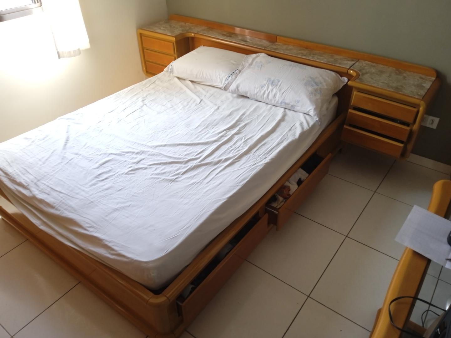 Cama de casal c/ 10 gavetas e cabeceira e s/ colchão em Madeira Marrom