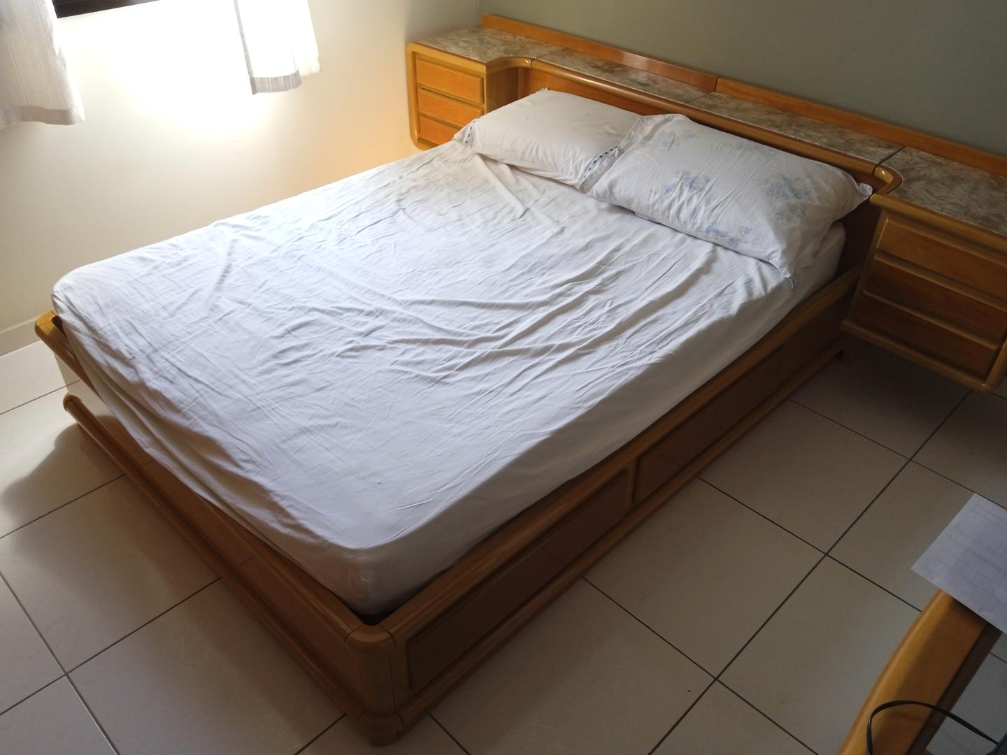 Cama de casal c/ 10 gavetas e cabeceira e s/ colchão em Madeira Marrom