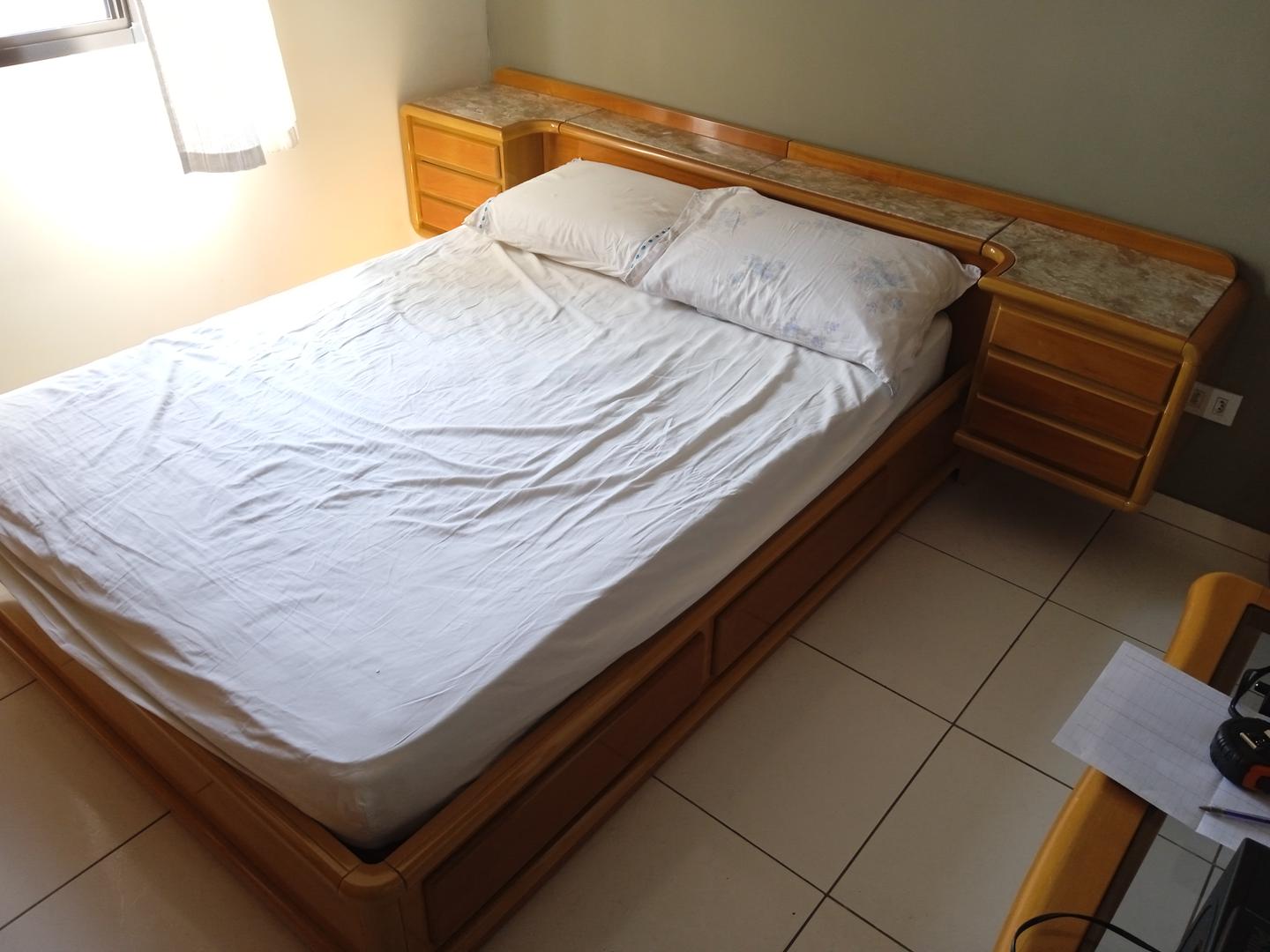 Cama de casal c/ 10 gavetas e cabeceira e s/ colchão em Madeira Marrom