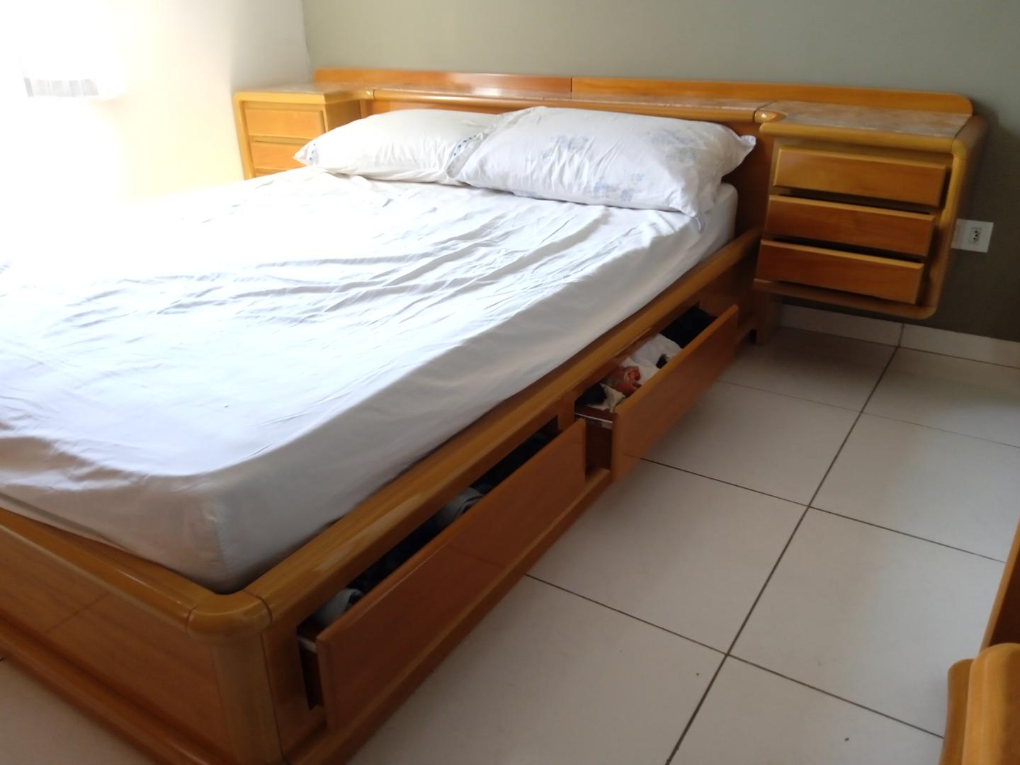 Cama de casal c/ 10 gavetas e cabeceira e s/ colchão em Madeira Marrom