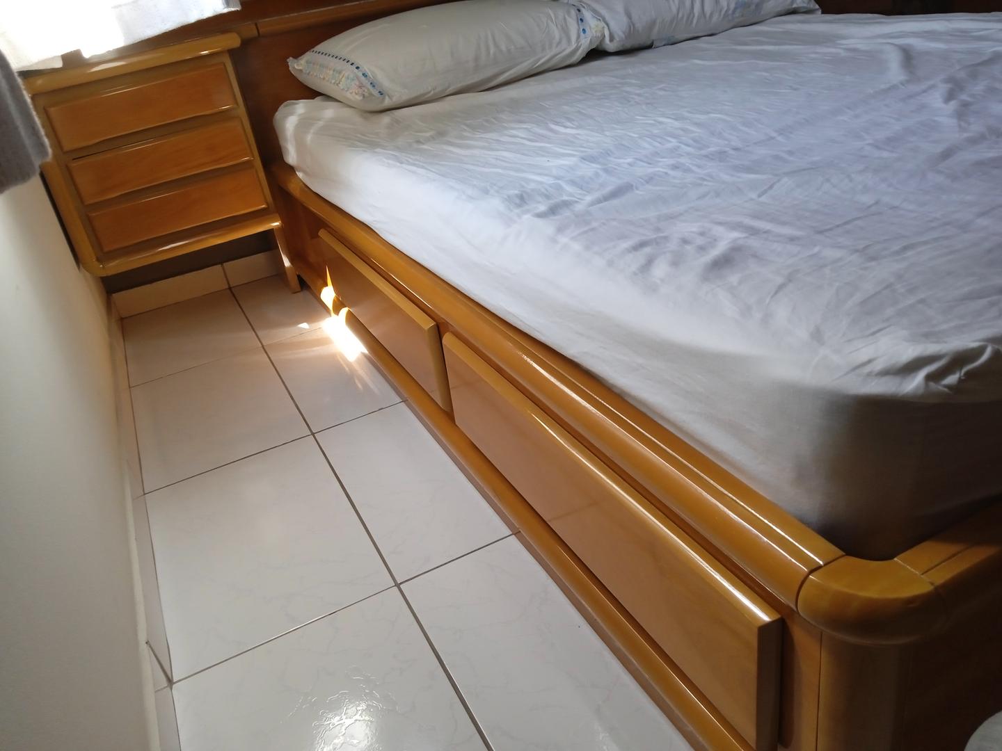 Cama de casal c/ 10 gavetas e cabeceira e s/ colchão em Madeira Marrom