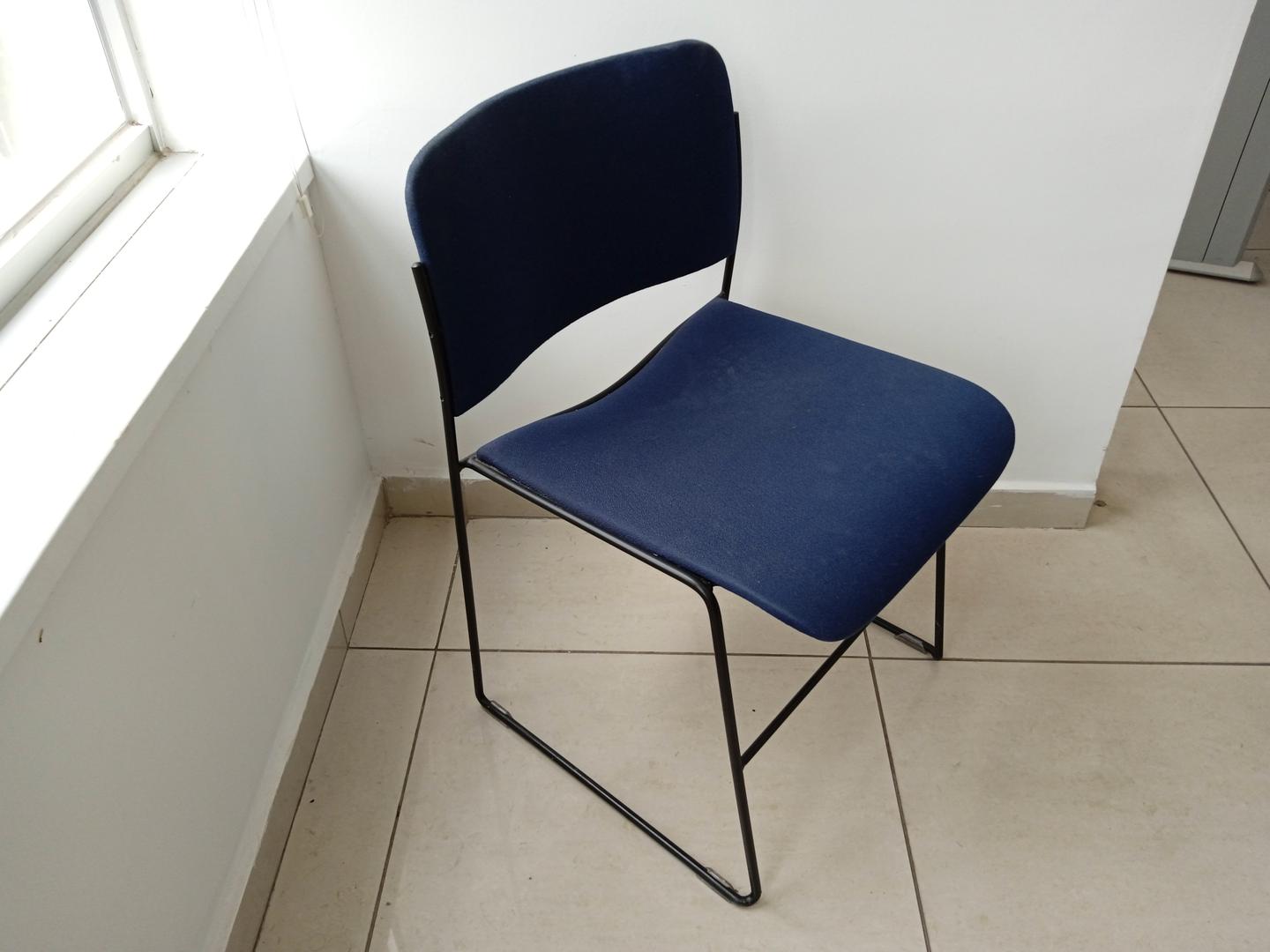 Cadeira fixa estofada s/ braços em Aço / Estofado Azul 90 cm x 49 cm x 57 cm