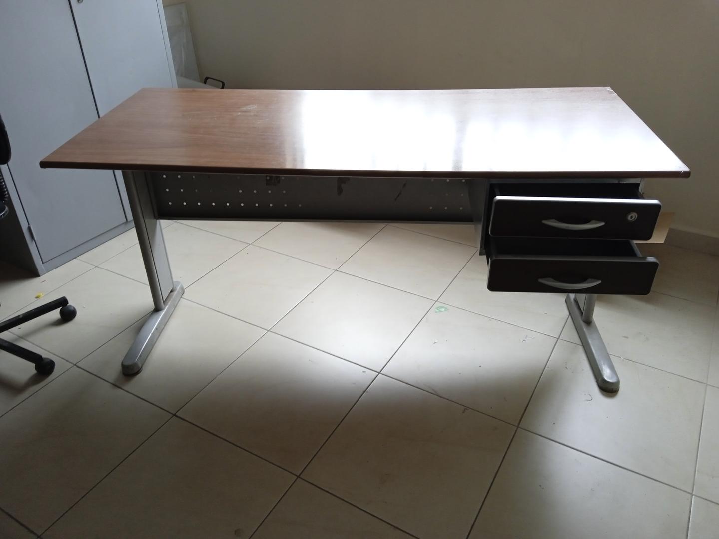 Mesa de Escritório c/ 2 gavetas reta em Madeira / Aço Marrom 72 cm x 160 cm x 70 cm