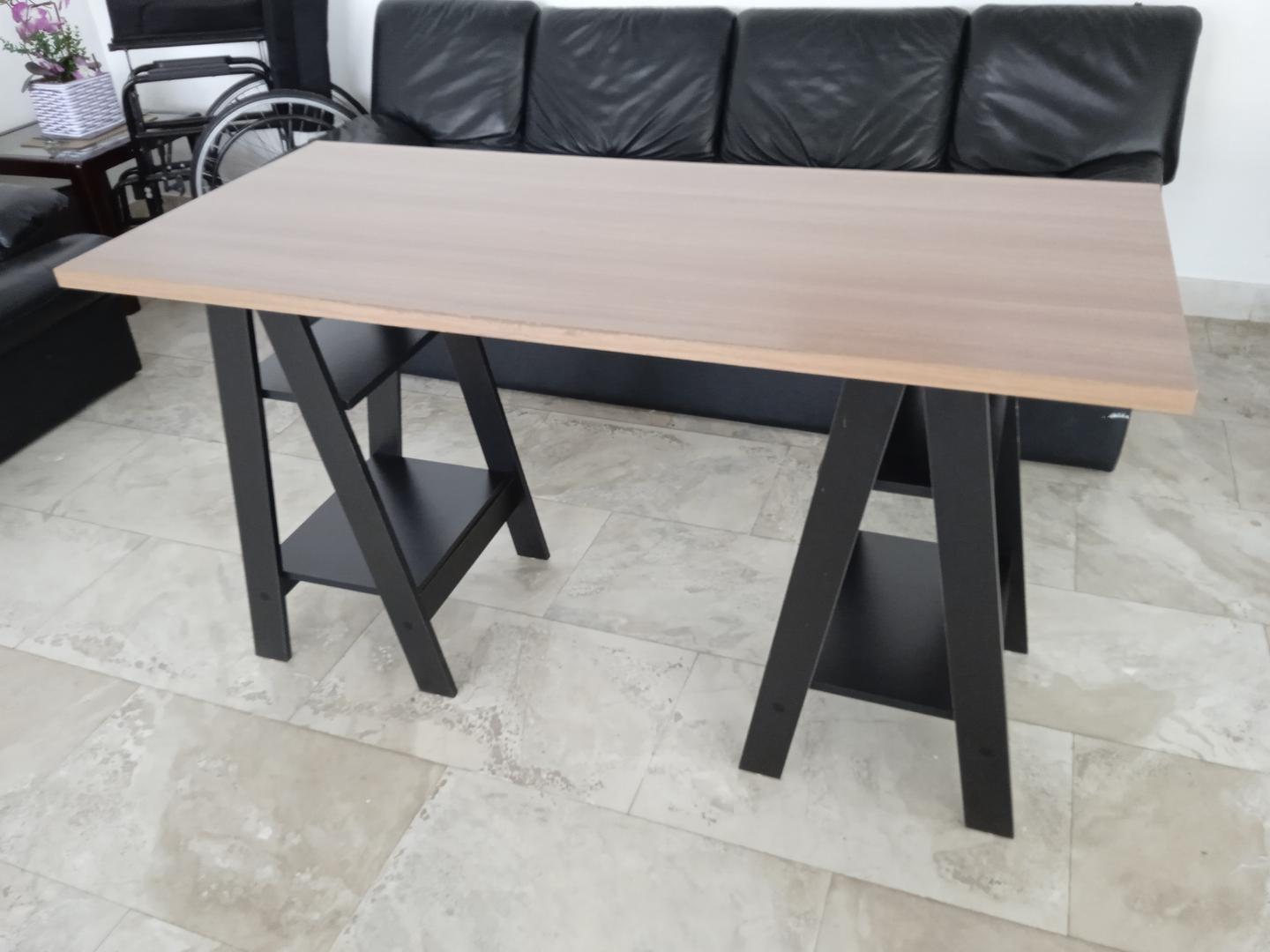 Mesa de apoio c/ 4 prateleiras em MDF Marrom 76 cm x 135 cm x 60 cm