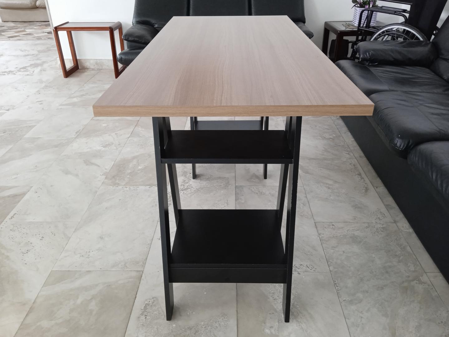 Mesa de apoio c/ 4 prateleiras em MDF Marrom 76 cm x 135 cm x 60 cm