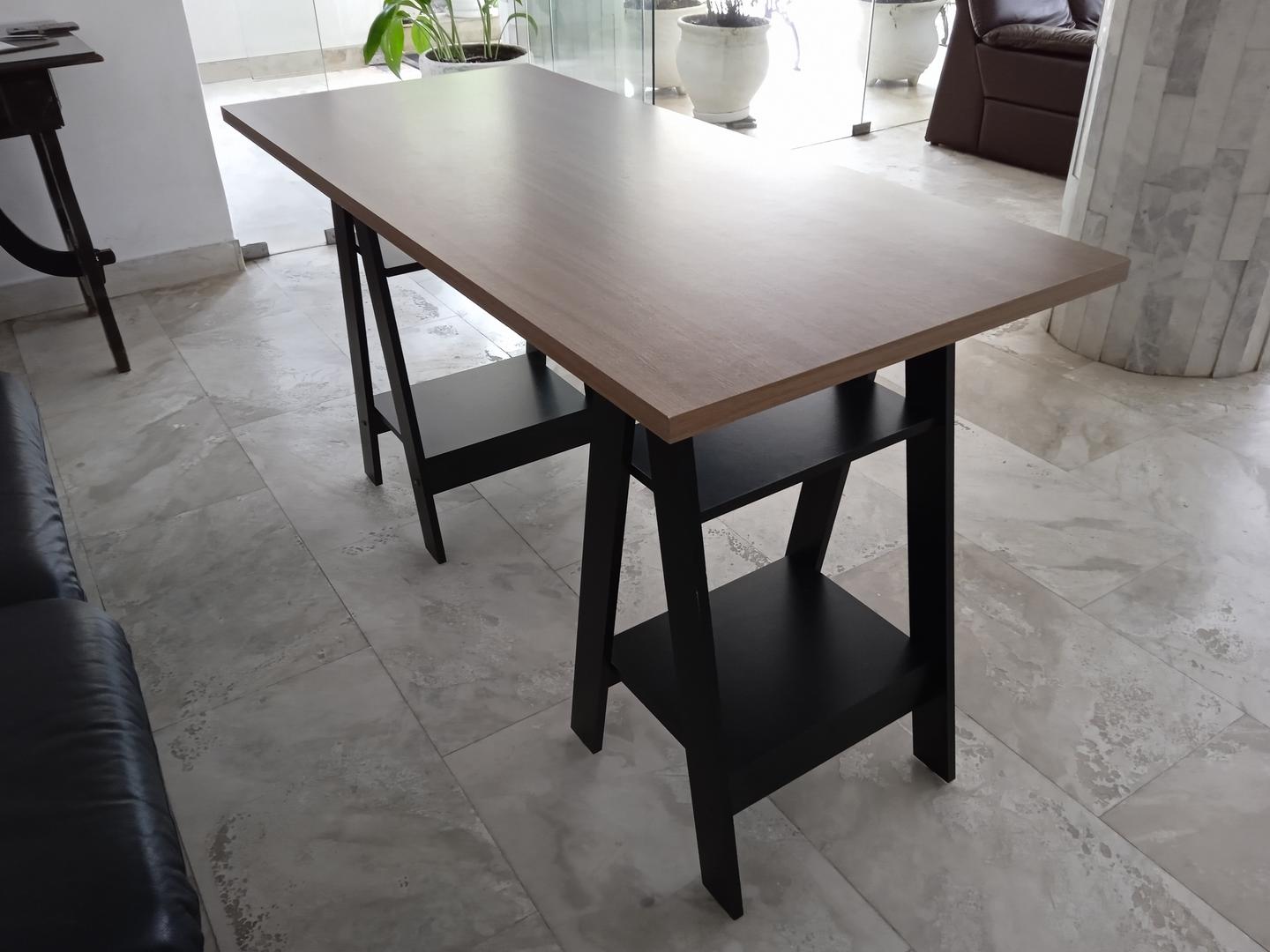 Mesa de apoio c/ 4 prateleiras em MDF Marrom 76 cm x 135 cm x 60 cm