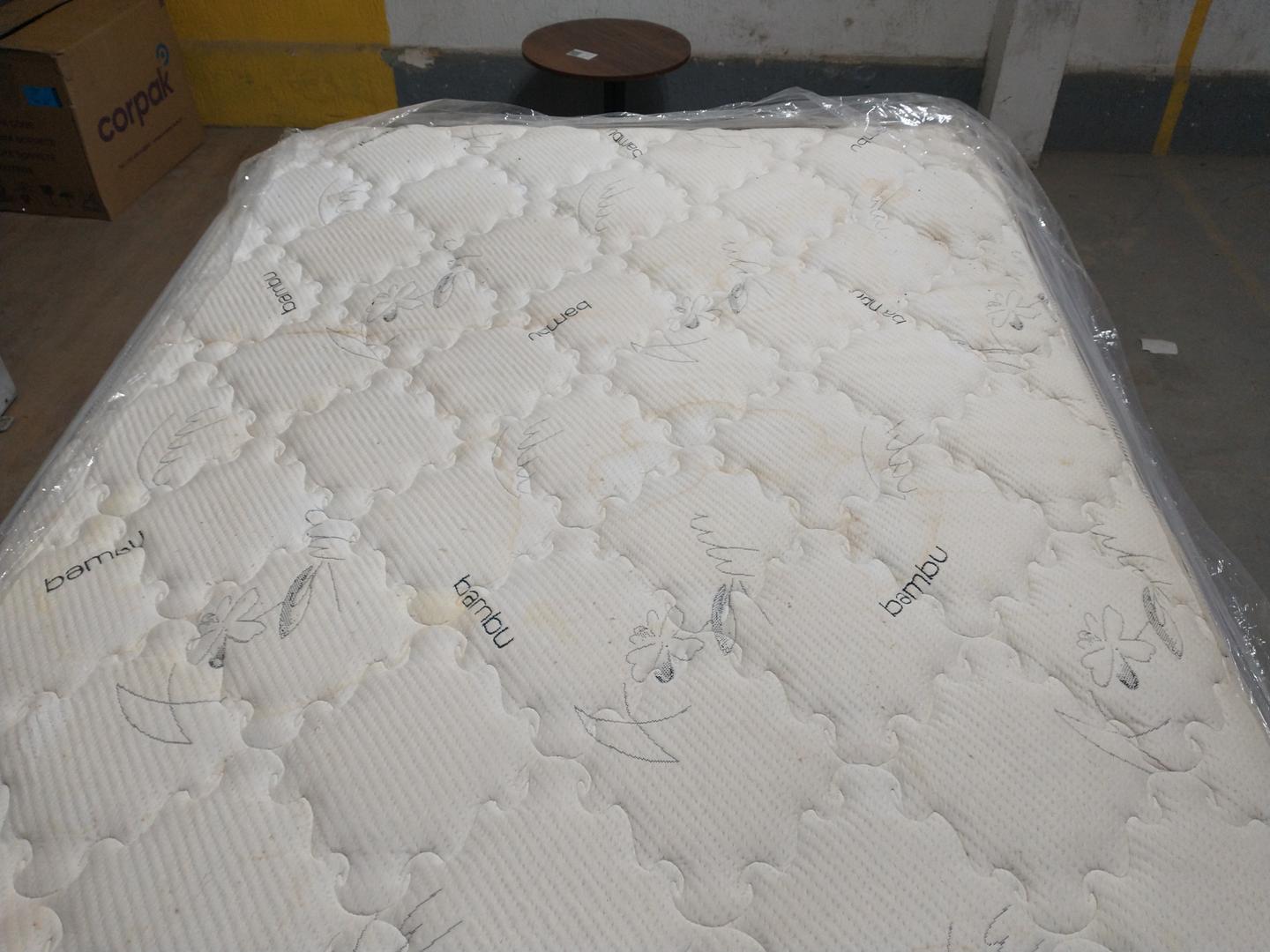 Colchão casal padrão s/ cama  em Espuma / Tecido Branco 120 cm x 138 cm x 188 cm