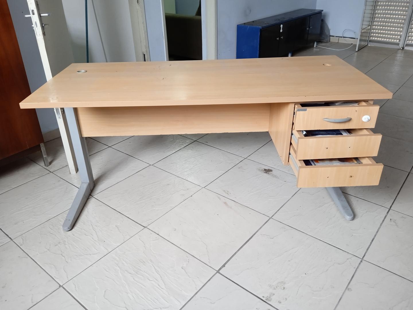 Mesa de Escritório c/ 3 gavetas em MDF Bege 72 cm x 160 cm x 70 cm