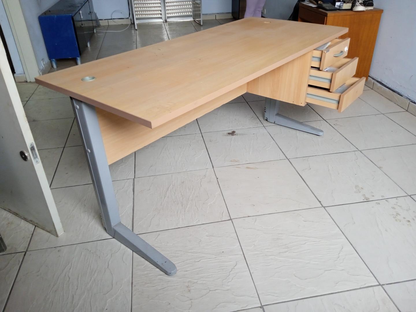 Mesa de Escritório c/ 3 gavetas em MDF Bege 72 cm x 160 cm x 70 cm