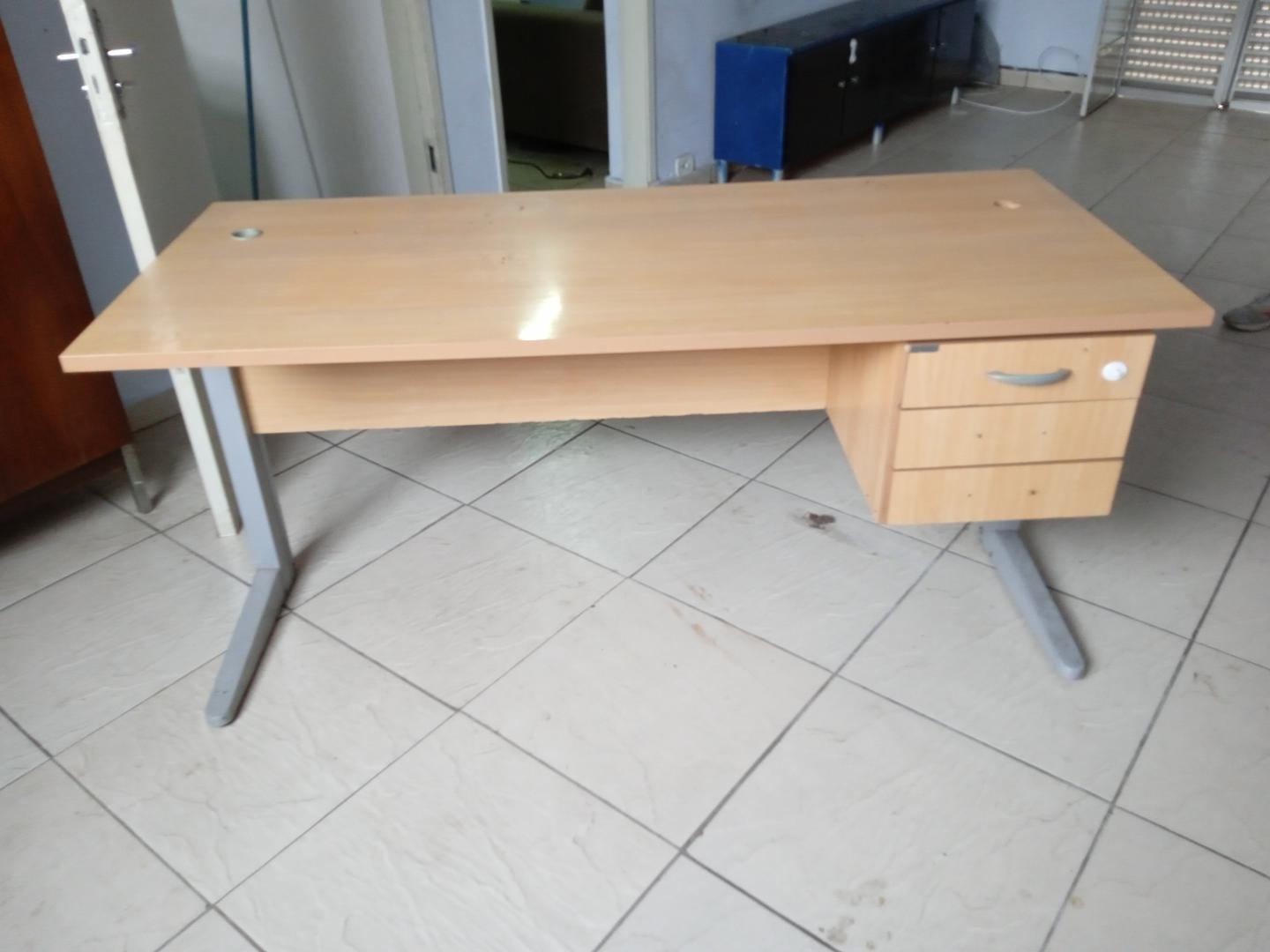 Mesa de Escritório c/ 3 gavetas em MDF Bege 72 cm x 160 cm x 70 cm