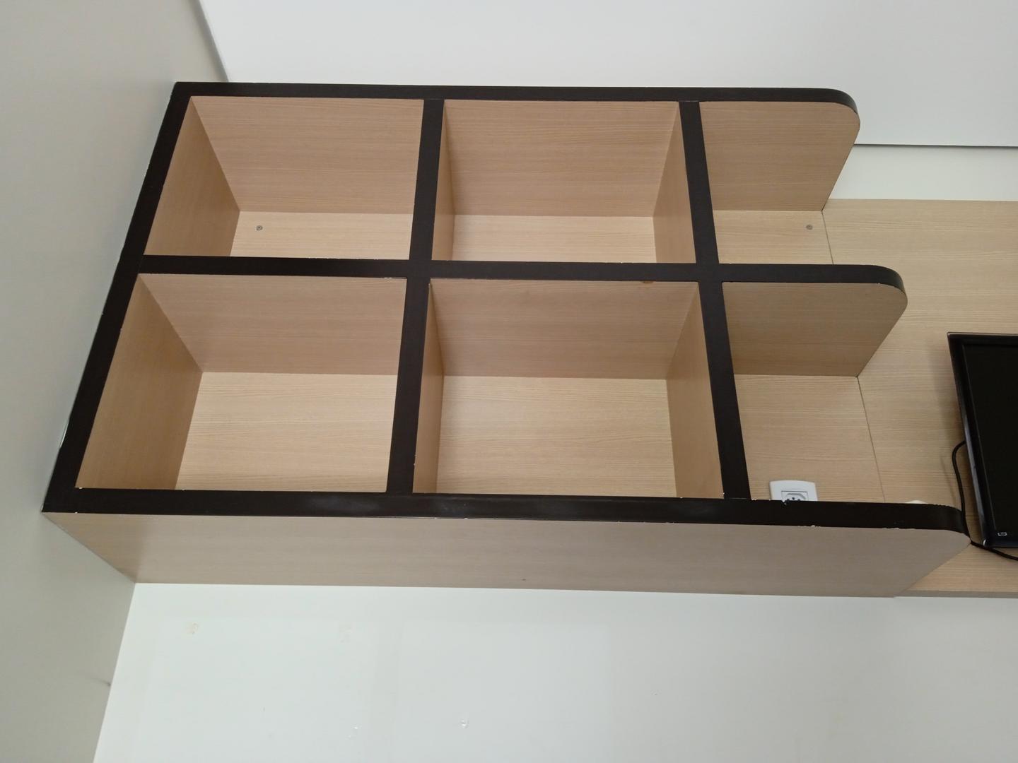 Estante de parede c/ 4 nichos e 1 prateleira em MDF Marrom 88 cm x 130 cm x 35 cm