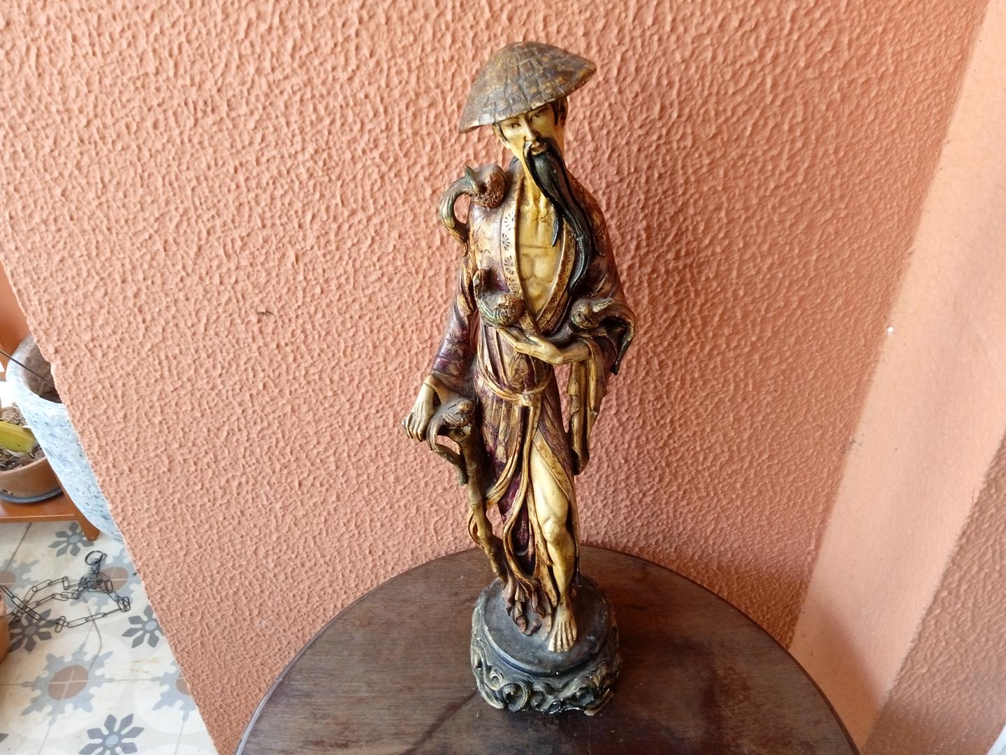 Estatueta/Objeto Decorativo Homem Chinês em Resina Marrom 48 cm x 18 cm x 13 cm