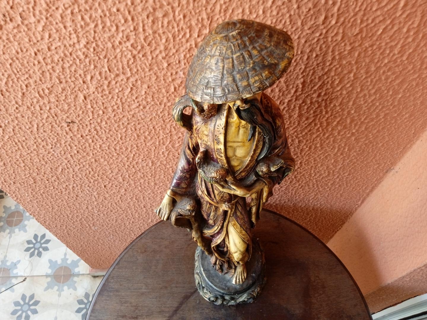 Estatueta/Objeto Decorativo Homem Chinês em Resina Marrom 48 cm x 18 cm x 13 cm