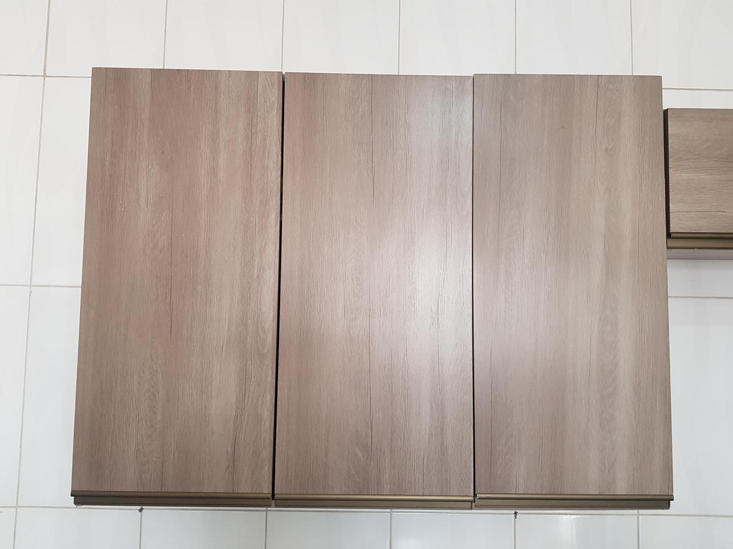 Armário de cozinha aéreo c/ 3 portas em MDF Marrom 89 cm x 120 cm x 36 cm