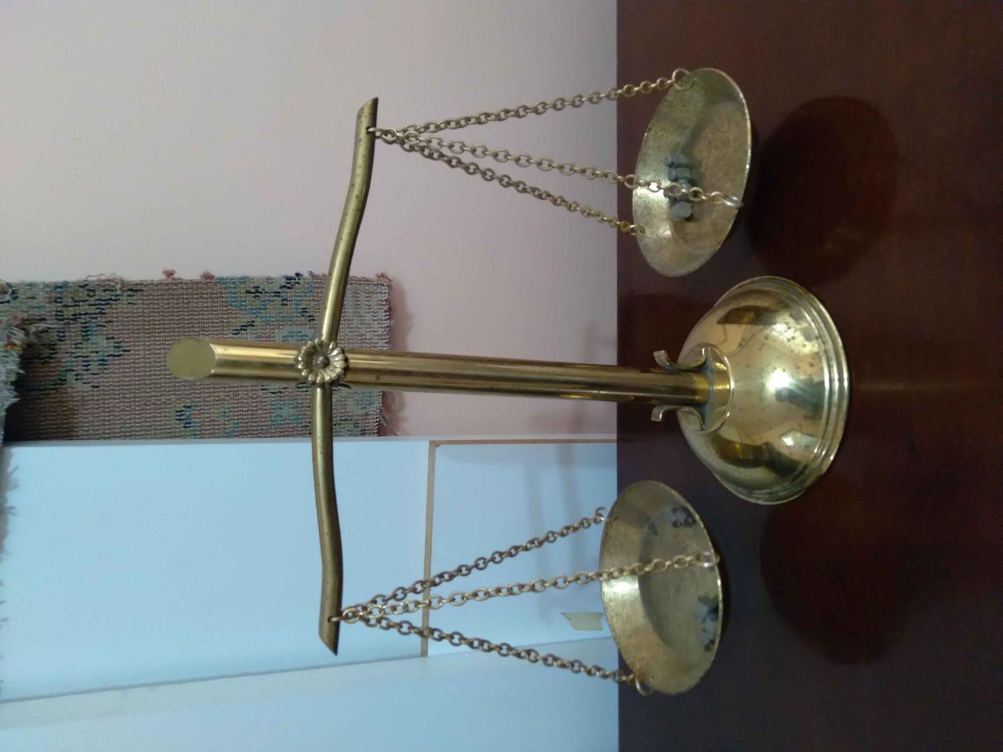 Objeto Decorativo balança  em Metal Dourado 32 cm x 30 cm x 12 cm