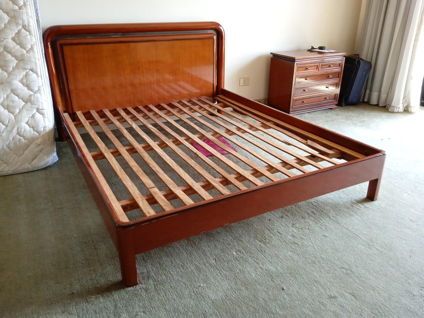 Cama Queen em Madeira Marrom 94 cm x 160 cm x 198 cm