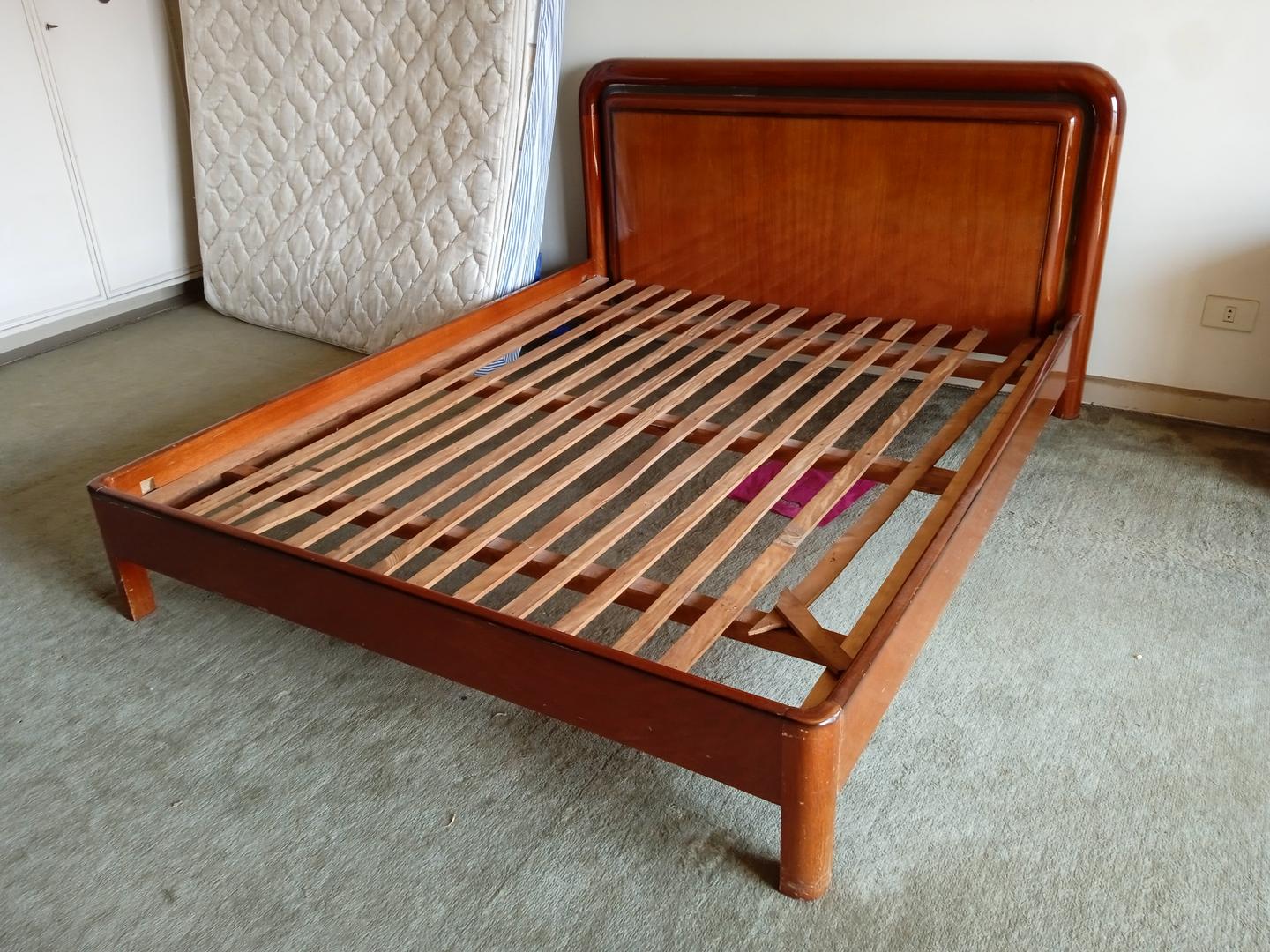 Cama Queen em Madeira Marrom 94 cm x 160 cm x 198 cm