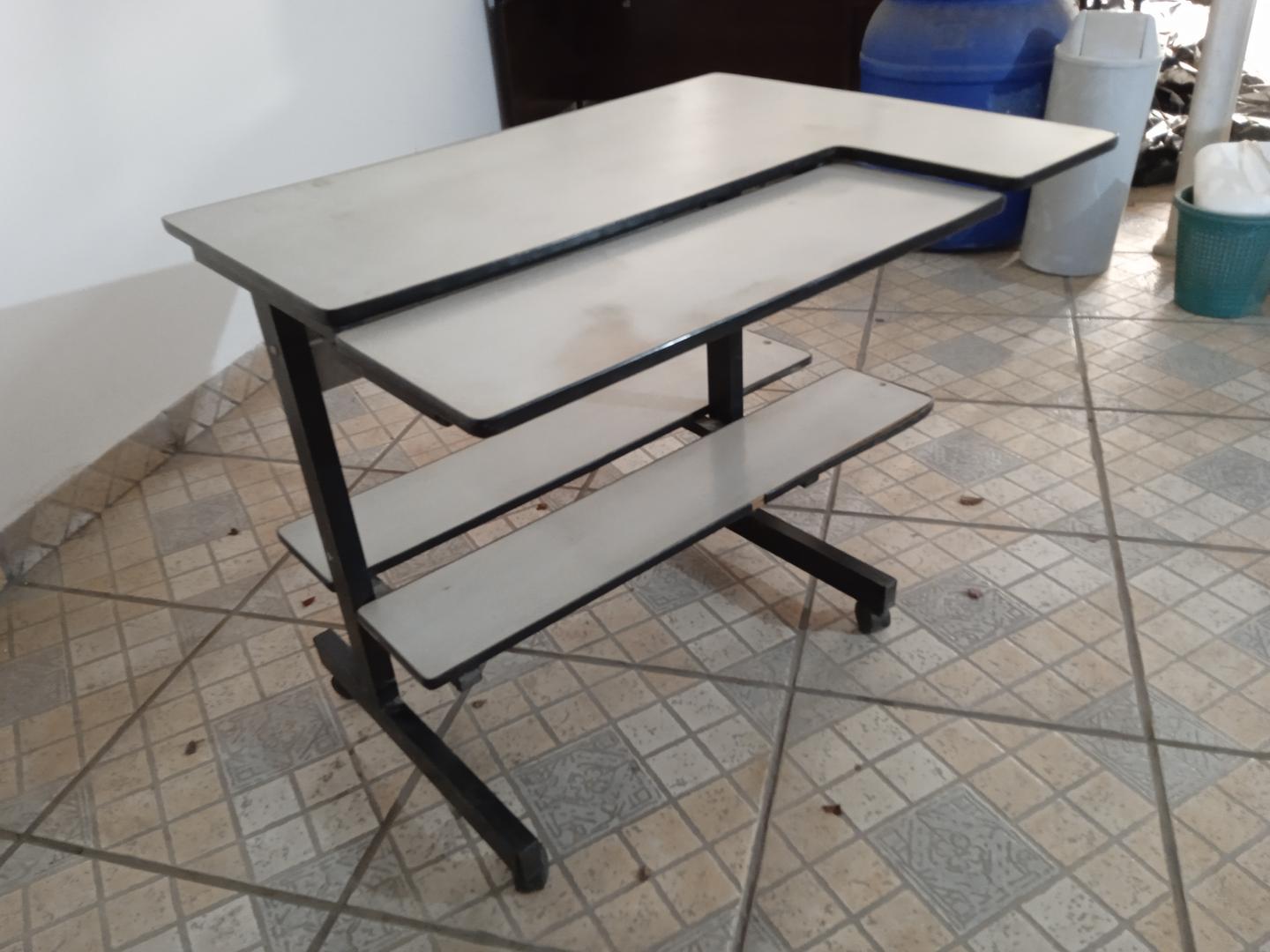 Mesa de Escritório c/ 2 prateleiras e rodas em MDF / Aço Cinza 70 cm x 91 cm x 69 cm91