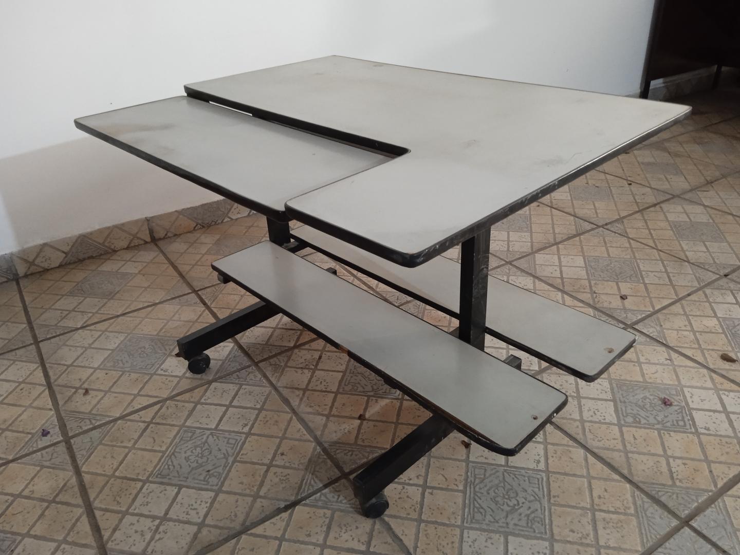 Mesa de Escritório c/ 2 prateleiras e rodas em MDF / Aço Cinza 70 cm x 91 cm x 69 cm91