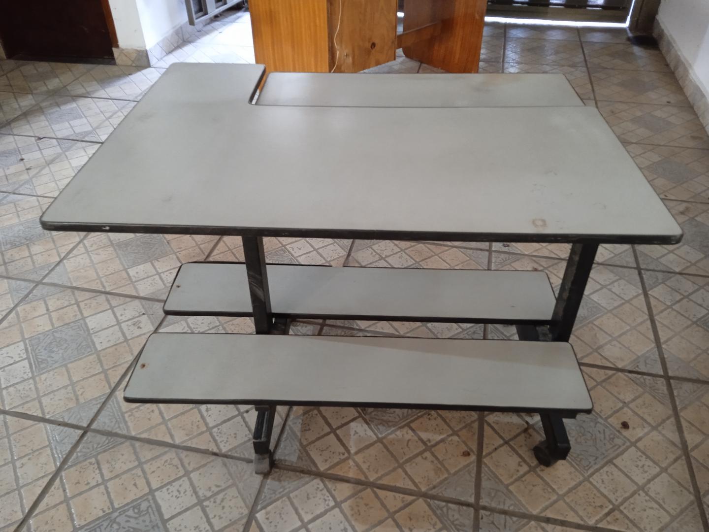 Mesa de Escritório c/ 2 prateleiras e rodas em MDF / Aço Cinza 70 cm x 91 cm x 69 cm91