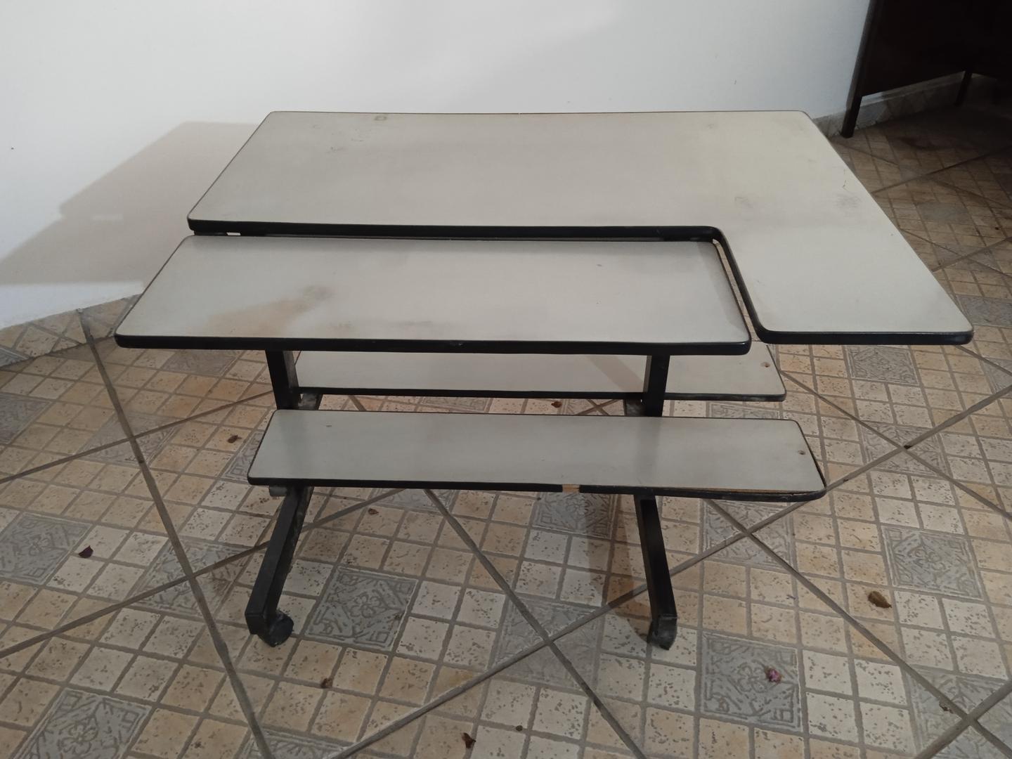 Mesa de Escritório c/ 2 prateleiras e rodas em MDF / Aço Cinza 70 cm x 91 cm x 69 cm91