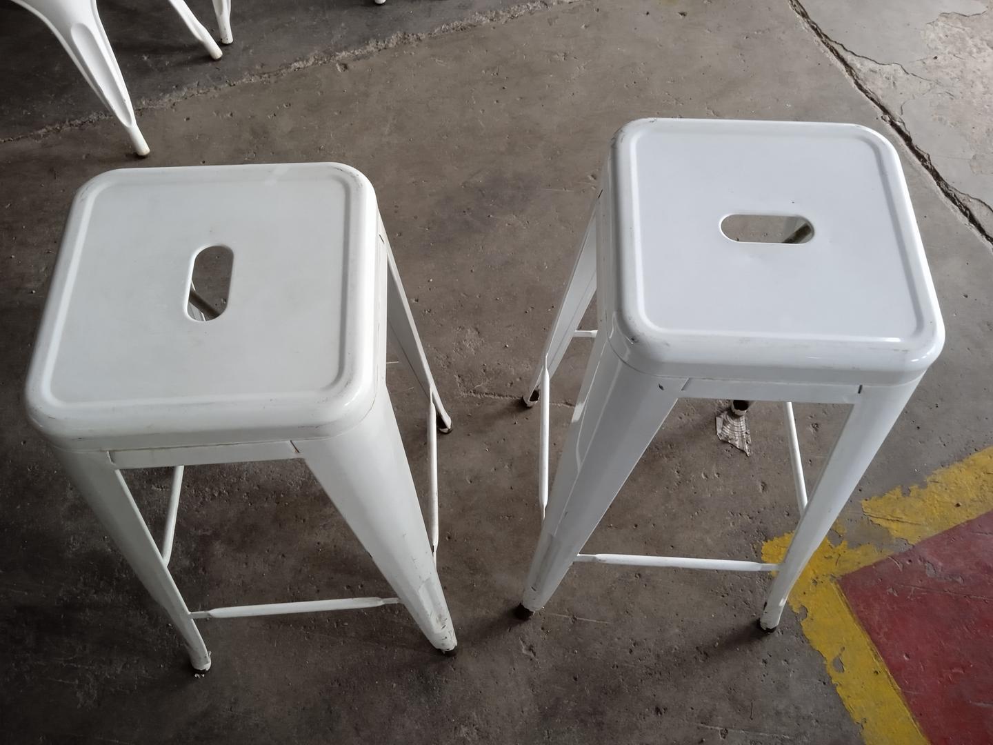 Banqueta alta em Aço Branco 76 cm x 43 cm x 43 cm