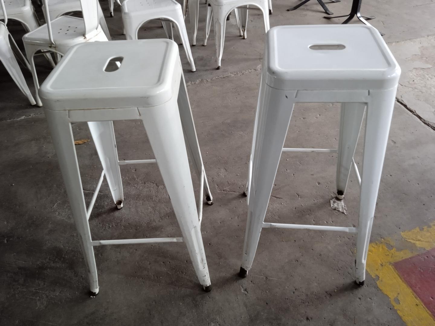 Banqueta alta em Aço Branco 76 cm x 43 cm x 43 cm