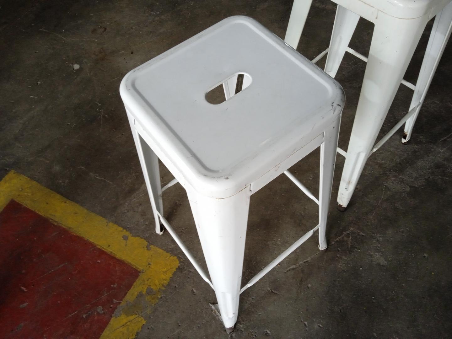 Banqueta alta em Aço Branco 76 cm x 43 cm x 43 cm