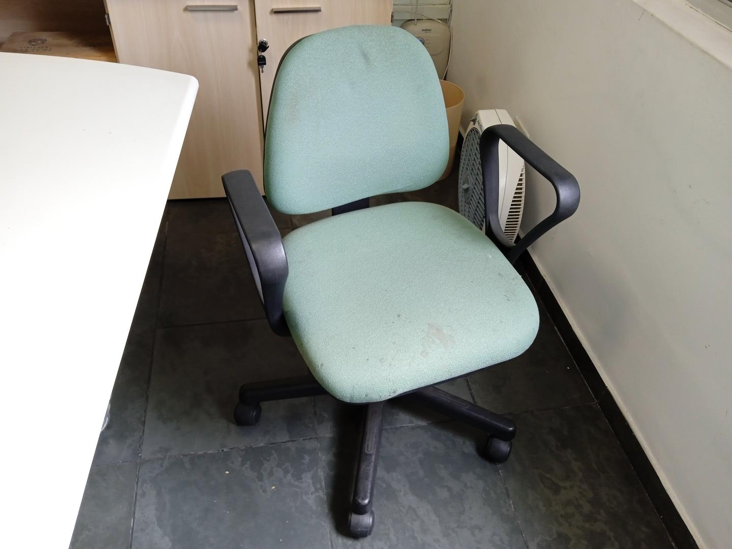 Cadeira giratória c/ braços e rodas em Plástico / Estofado Verde 90 cm x 61 cm x 60 cm