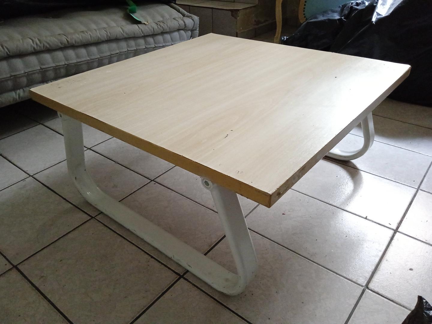 Mesa de centro em Aço / MDF Bege 32 cm x 70 cm x 70 cm