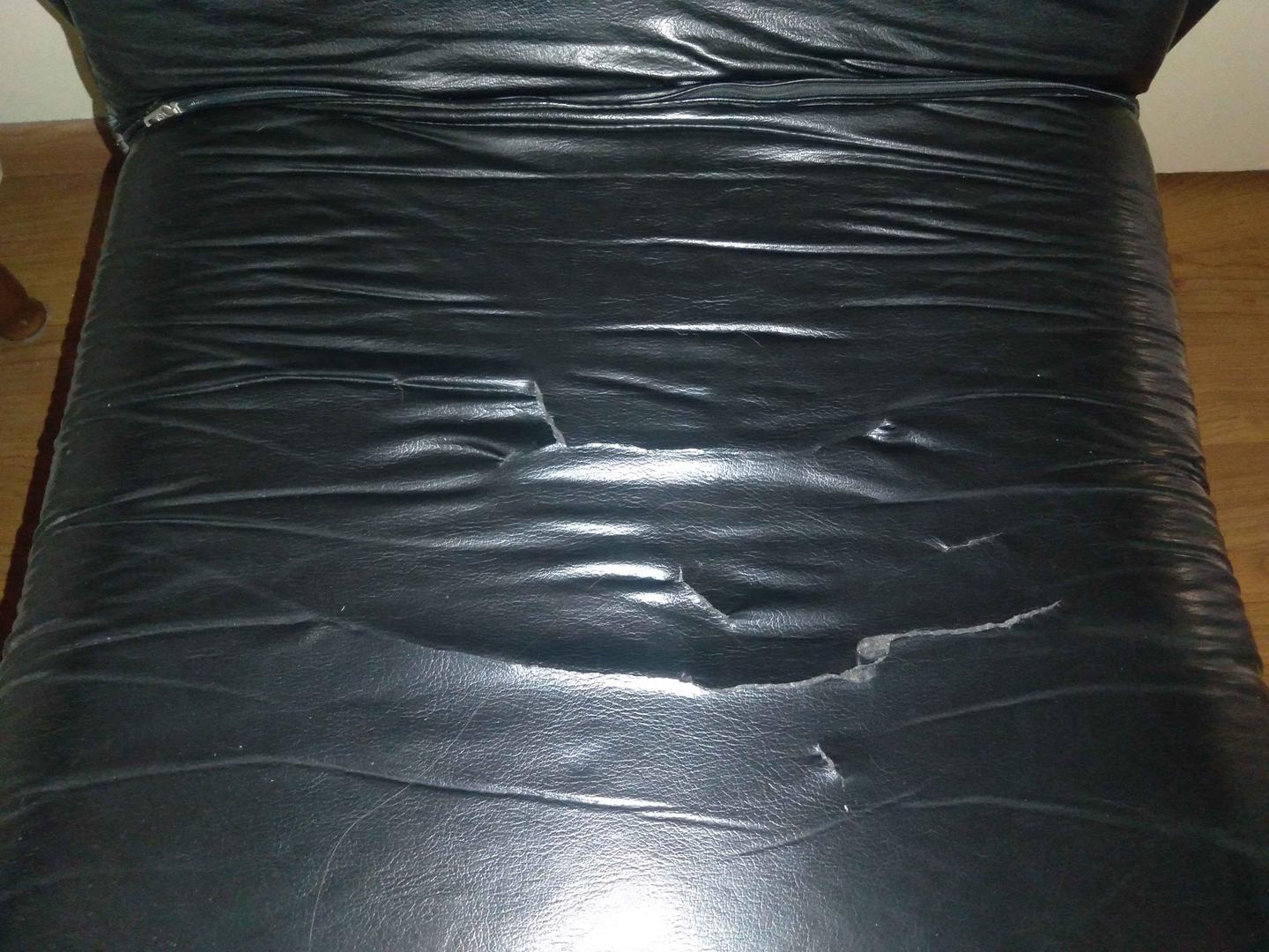 Poltrona fixa c/ braços em Couro Ecológico / Aço Preto 80 cm x 66 cm x 67 cm