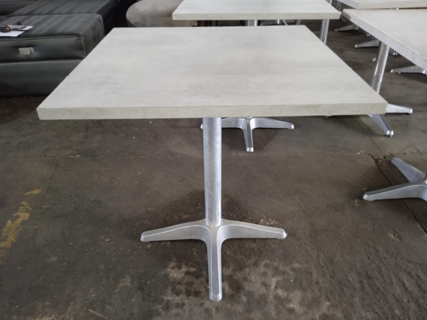 Mesa de apoio Quadrada em Aço / MDF Cinza 72 cm x 70 cm x 70 cm