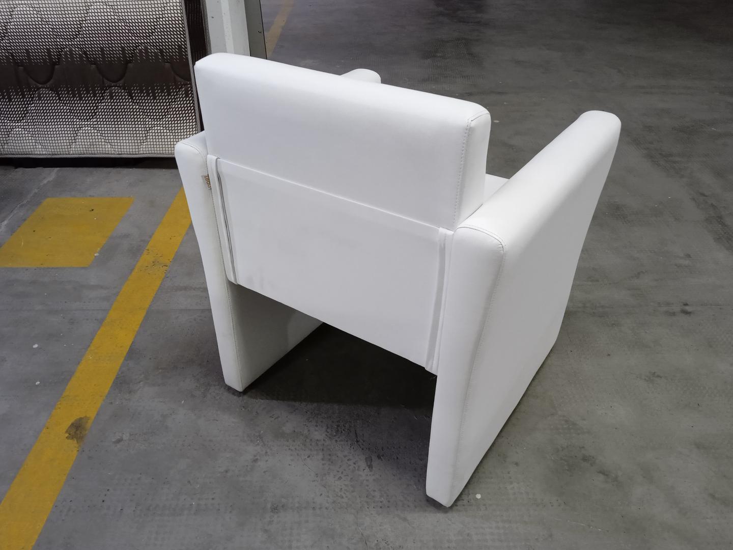 Poltrona fixa estofada c/ braços Leali em Estofado / Tecido Branco 78 cm x 65 cm x 61 cm