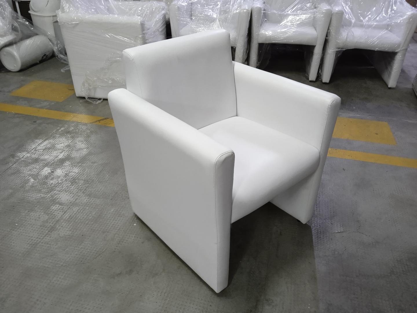 Poltrona fixa estofada c/ braços Leali em Estofado / Tecido Branco 78 cm x 65 cm x 61 cm