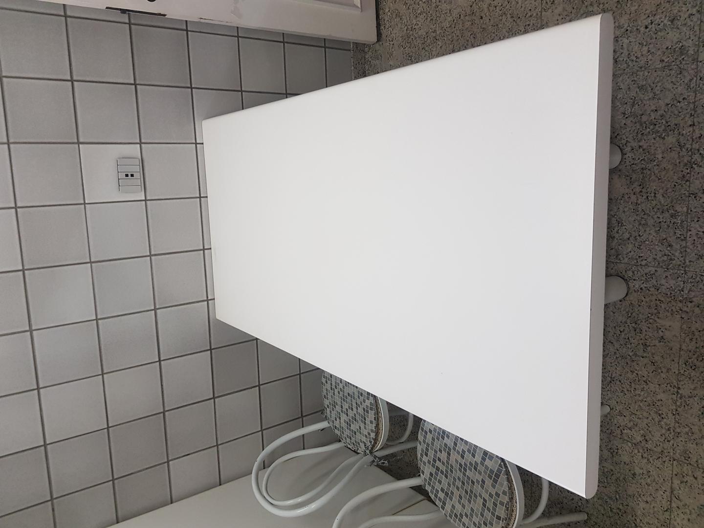 Mesa de jantar c/ 2 pés e uma parte fixa na parede s/ cadeiras em MDF / Aço Branco