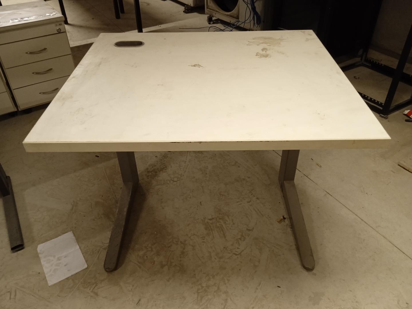 Mesa de Escritório em MDF / Aço Cinza 73 cm x 80 cm x 70 cm