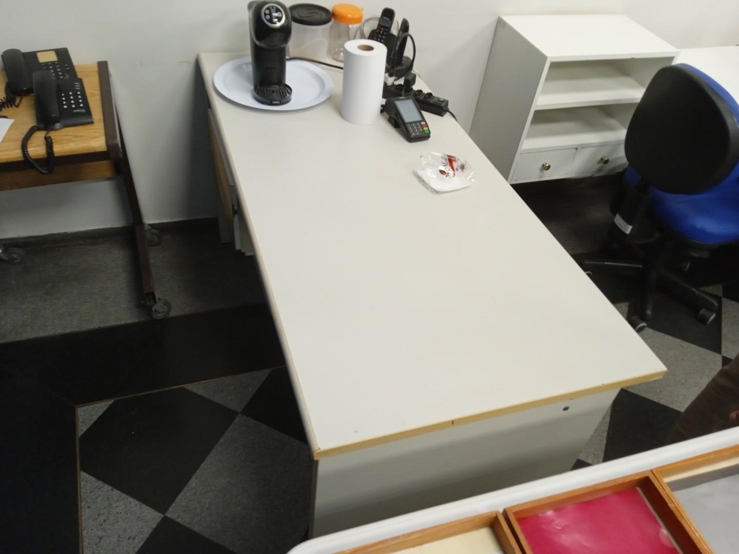 Mesa de Escritório reta em MDF Branco 75 cm x 150 cm x 70 cm