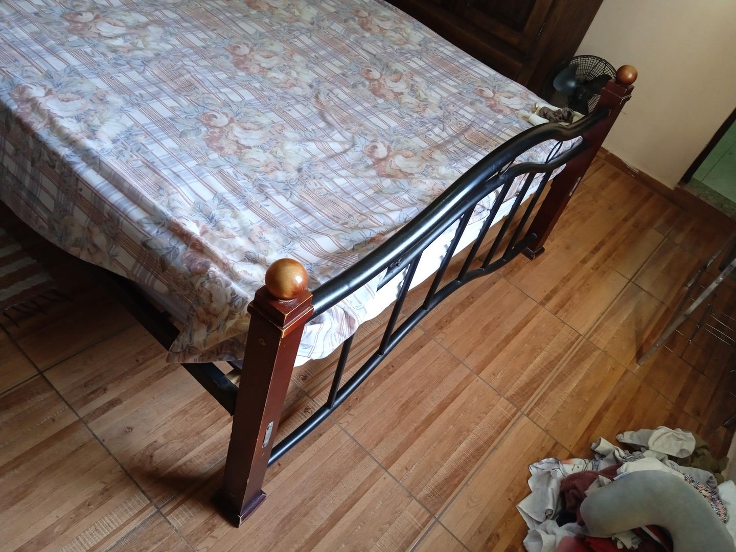 Cama de Casal em Metal / Madeira Marrom 102 cm x 98 cm x 53 cm