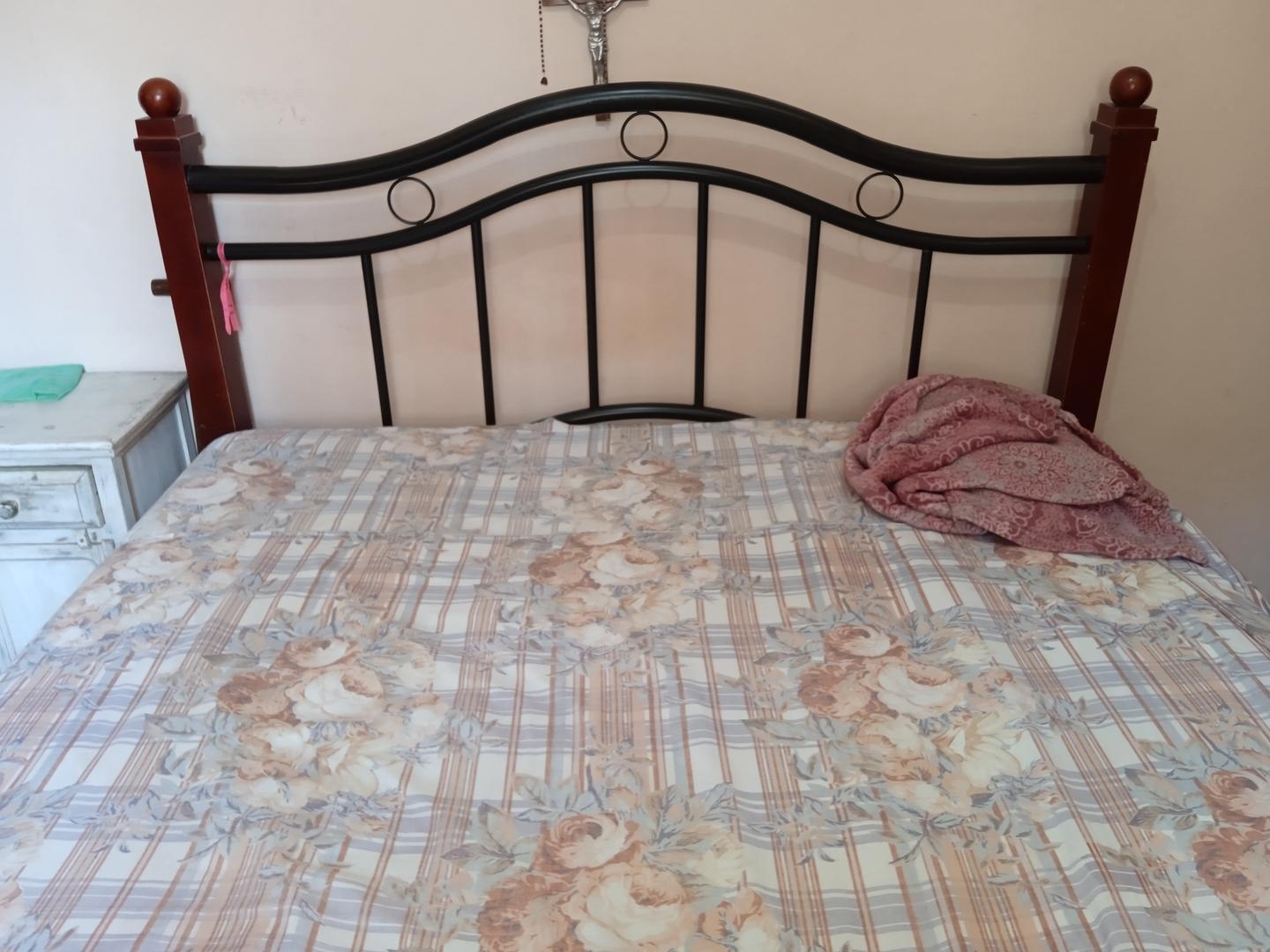 Cama de Casal em Metal / Madeira Marrom 102 cm x 98 cm x 53 cm