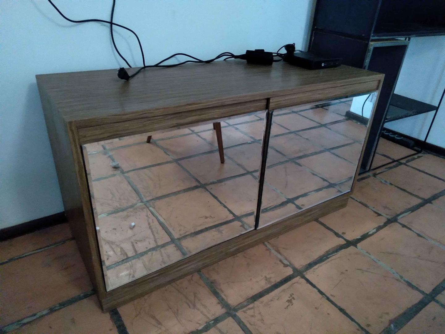 Buffet c/ 2 portas/ 1 prateleira  em MDF / Vidro Marrom 65 cm x 120 cm x 50 cm