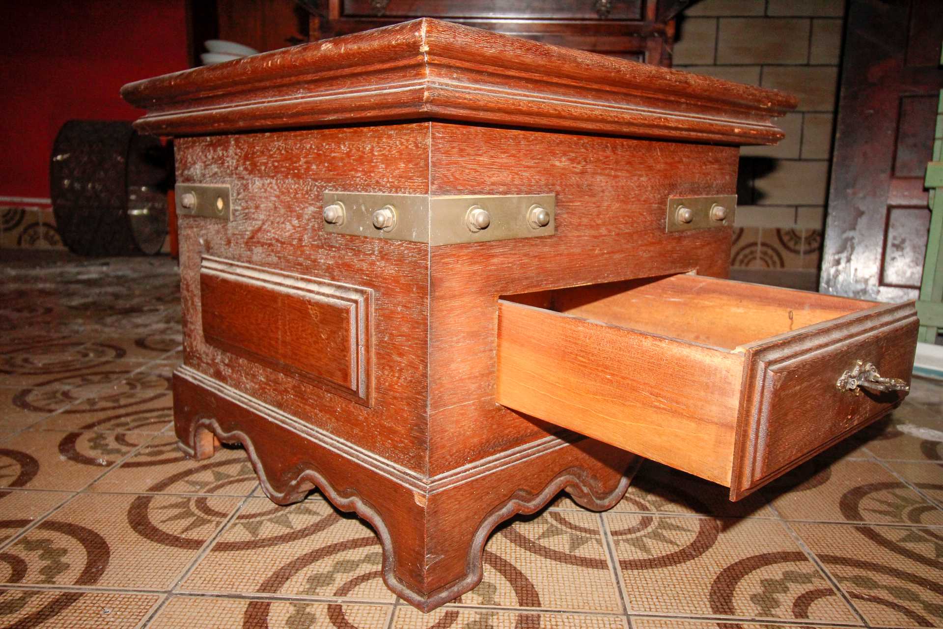 Mesa de cabeceira com 1 gaveta em Madeira Marrom 48 cm x  60 cm x  60 cm